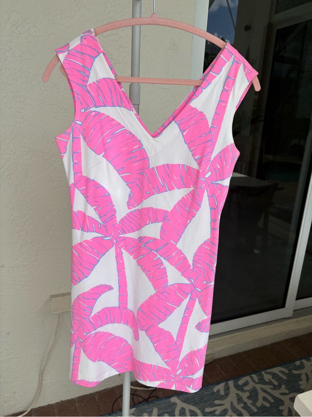 MAHI GOLD Pink and white palm leaf print SMALL EUC